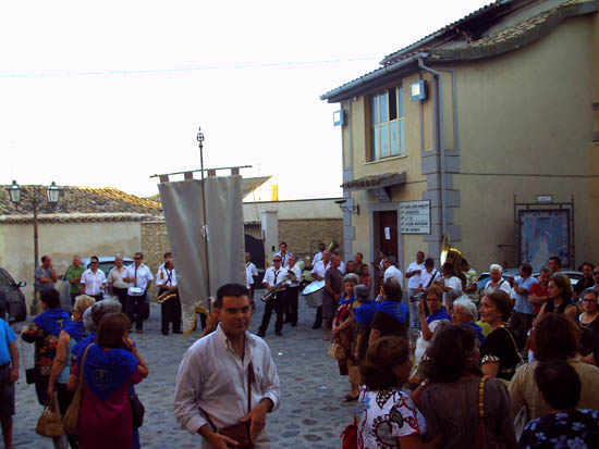 20. In processione