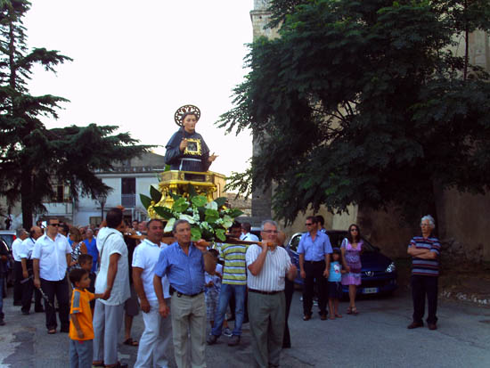 23. In processione