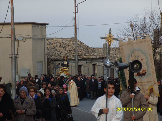 25. in processione
