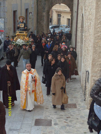 33. in processione