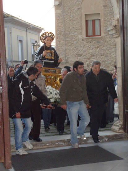 35. in processione