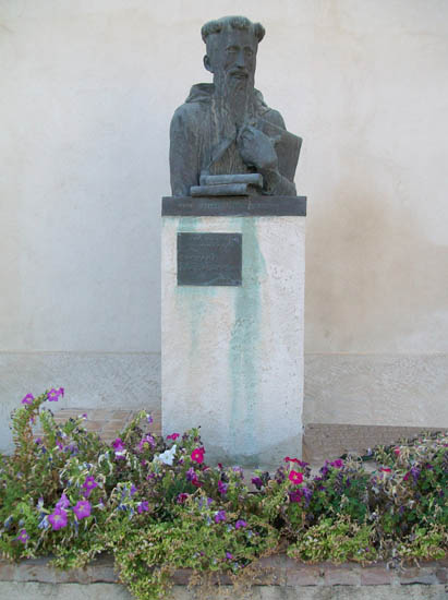 66. Monumento al biografo Padre Fiore